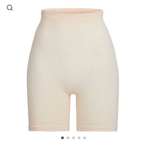 SKIMS SCULPTING SHORT MID THIGH
